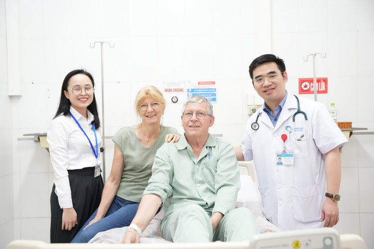 Hai vợ chồng ông GAUTHIER PATRICK chụp ảnh cùng bác sĩ Trình - Ảnh BVCC