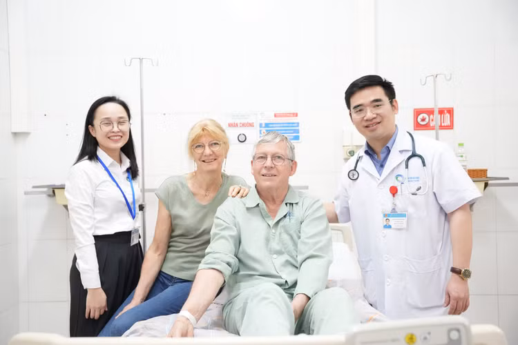 Hai vợ chồng ông GAUTHIER PATRICK chụp ảnh cùng bác sĩ Trình - Ảnh BVCC