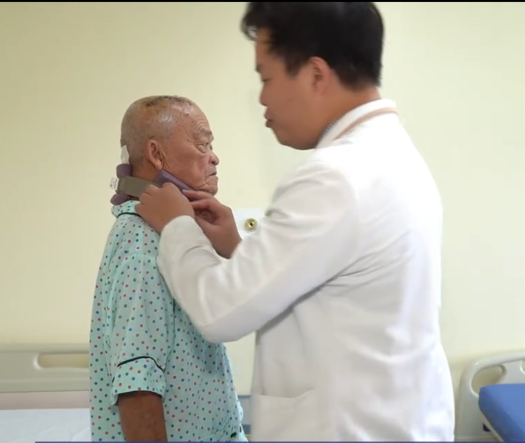 Kiểm tra cho bệnh nhân sau phẫu thuật - Ảnh BVCC