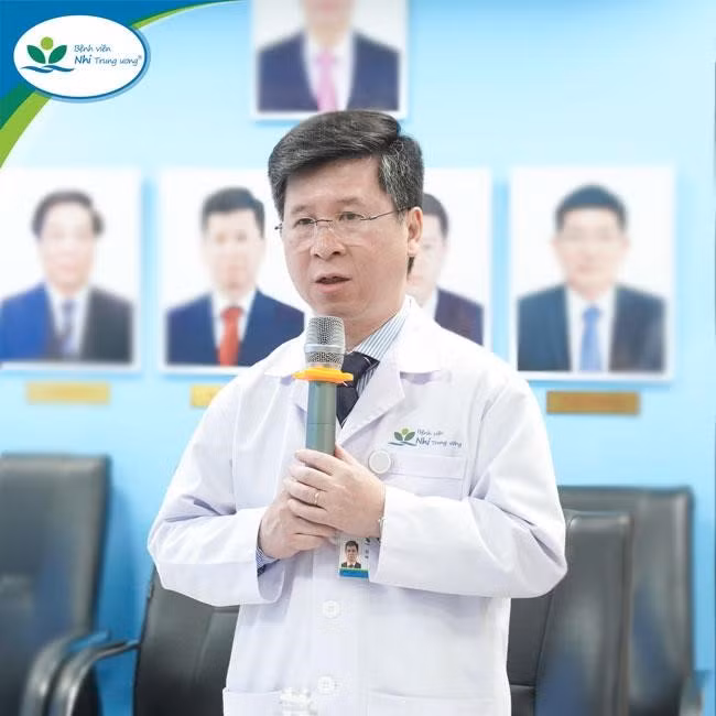 TS.BS Cao Việt Tùng – Phó Giám đốc Bệnh viện Nhi Trung ương cũng chia sẻ với Thứ trưởng và đoàn công tác những thuận lợi và khó khăn trong quá trình triển khai công tác khám, điều trị và phòng bệnh sởi.