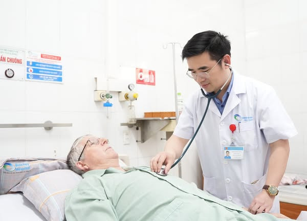 Thạc sĩ, bác sĩ Đinh Danh Trình, Trưởng khoa Tim mạch, Bệnh viện Bãi Cháy kiểm tra lại cho bệnh nhân trước khi xuất viện về Pháp - Ảnh BVCC