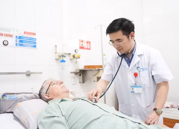 Thạc sĩ, bác sĩ Đinh Danh Trình, Trưởng khoa Tim mạch, Bệnh viện Bãi Cháy kiểm tra lại cho bệnh nhân trước khi xuất viện về Pháp - Ảnh BVCC