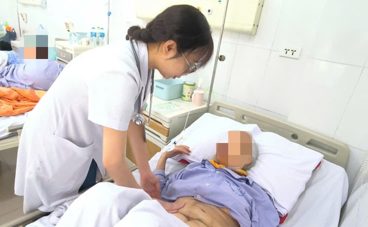 Thăm khám cho bệnh nhân - Ảnh BVCC