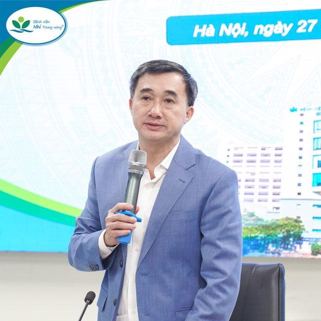 Thứ trưởng Trần Văn Thuấn đã biểu dương những nỗ lực của Bệnh viện Nhi Trung ương trong việc đảm bảo công tác khám, điều trị và phòng bệnh sởi - Ảnh BVCC