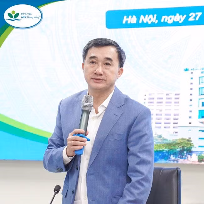 Thứ trưởng Trần Văn Thuấn đã biểu dương những nỗ lực của Bệnh viện Nhi Trung ương trong việc đảm bảo công tác khám, điều trị và phòng bệnh sởi - Ảnh BVCC