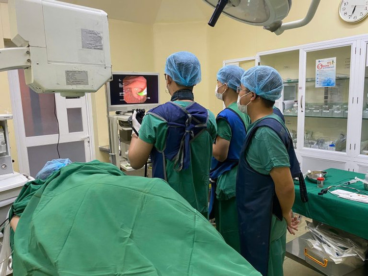 Nội soi mật tụy ngược dòng gắp được con sán 20mm