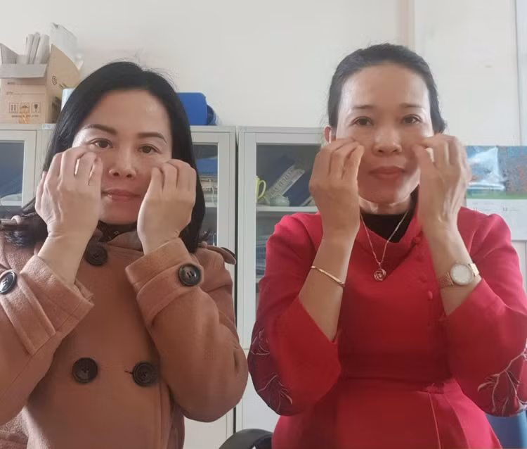 Chị Nguyễn Thị Hoàng Liên và Đào Thị Bằng (Hà Đông) luyện tập phương pháp giảm cân tinh thần