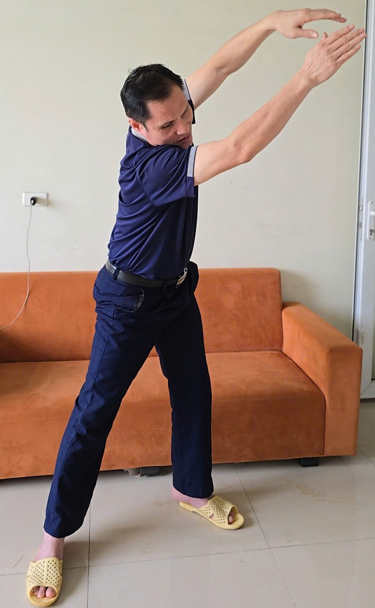 Thương binh Nguyễn Văn Tuấn (Hội người mù tỉnh Vĩnh Phúc) tập luyện phương pháp