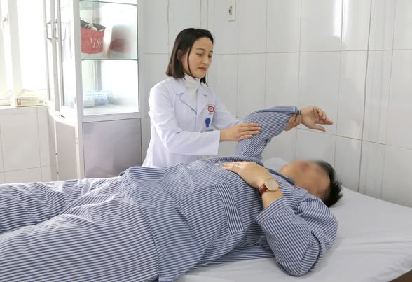 Bệnh nhân đứt gân cơ vai trái được kỹ thuật viên tập các bài tập làm mạnh các nhóm cơ vùng vai và cánh tay trái - Ảnh BVCC