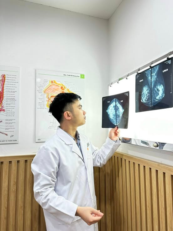 BS Nguyễn Xuân Tuấn xem phim chụp tuyến vú cho bệnh nhân - ảnh BVCC
