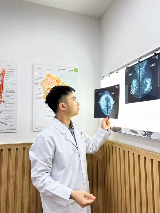 BS Nguyễn Xuân Tuấn xem phim chụp tuyến vú cho bệnh nhân - ảnh BVCC