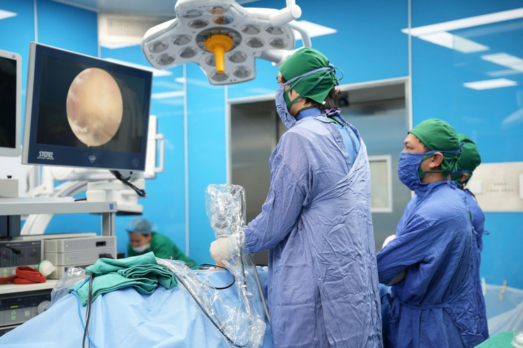 Kíp phẫu thuật nội soi cho bệnh nhân thoát vị đĩa đệm - Ảnh BVCC