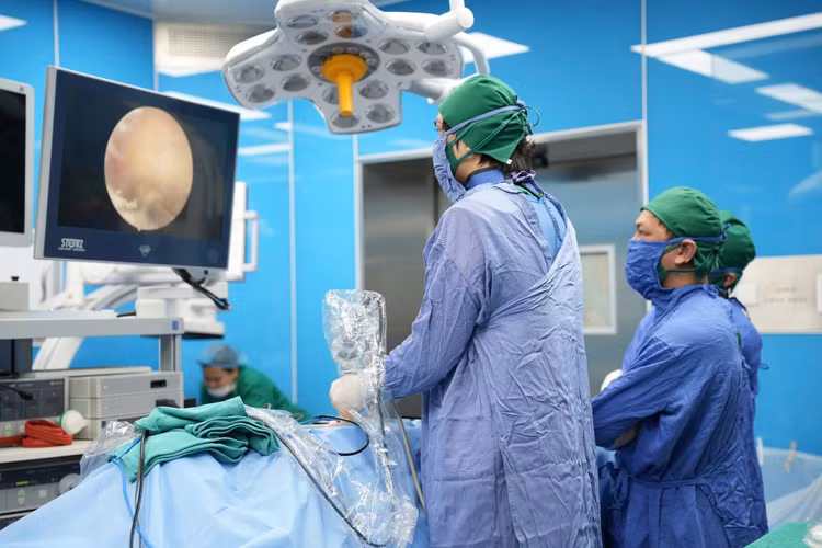 Kíp phẫu thuật nội soi cho bệnh nhân thoát vị đĩa đệm - Ảnh BVCC