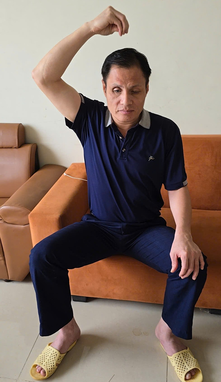 Thương binh Nguyễn Văn Tuấn (Hội người mù tỉnh Vĩnh Phúc) thực hiện phương pháp &quot;Luyện tập tinh thần&quot; - Ảnh Đức Hiệp