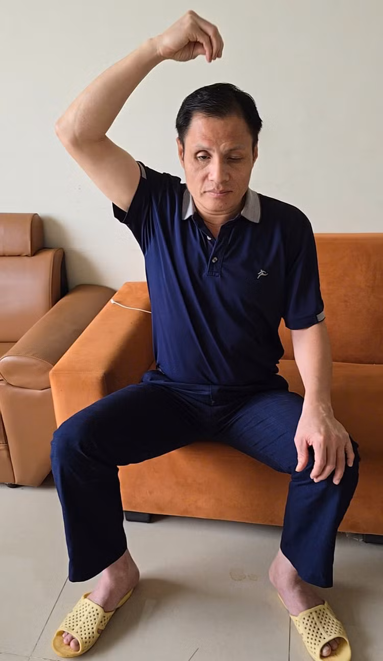 Thương binh Nguyễn Văn Tuấn (Hội người mù tỉnh Vĩnh Phúc) thực hiện phương pháp "Luyện tập tinh thần" - Ảnh Đức Hiệp