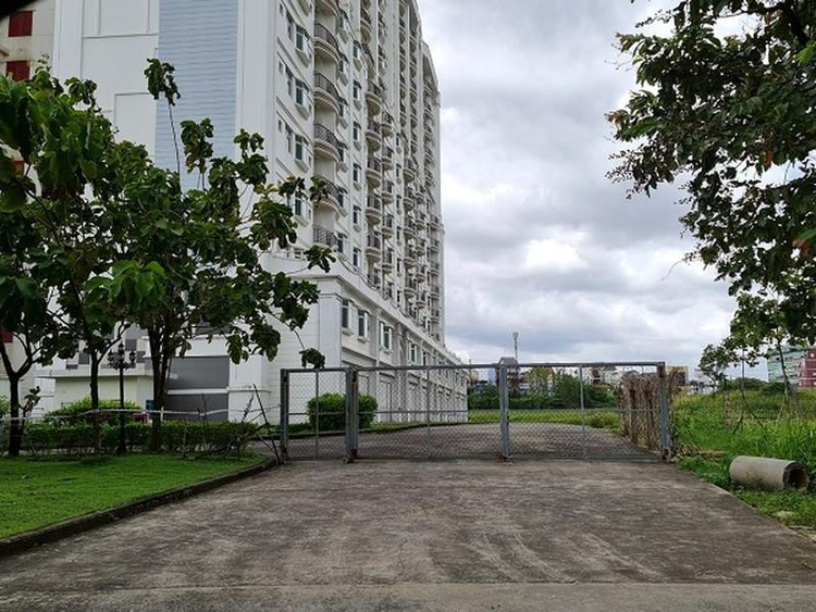 Dự án Khu Khách sạn hoa viên Haiyatt Việt Nam chỉ mới xây được một Block chung cư, phần đất còn lại bỏ hoang.