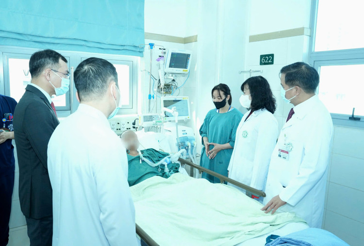 Bộ trưởng đánh giá cao tinh thần và trách nhiệm của các thầy thuốc Bệnh viện Bạch Mai trong việc chung tay cùng toàn đảng, toàn dân và toàn ngành y tế khắc phục hậu quả của bão lũ bằng những hành động, việc làm hết sức thiết thực và ý nghĩa - Ảnh BVCC