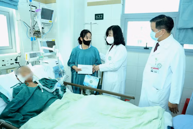 Bộ trưởng Đào Hồng Lan thăm hỏi và động viên gia đình cháu Thảo Ng. hiện đang được điều trị tại Trung tâm Hồi sức tích cực, Bệnh viện Bạch Mai