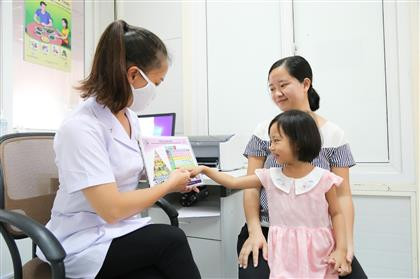 Thăm khám và tư vấn dinh dưỡng cho trẻ - Ảnh minh họa