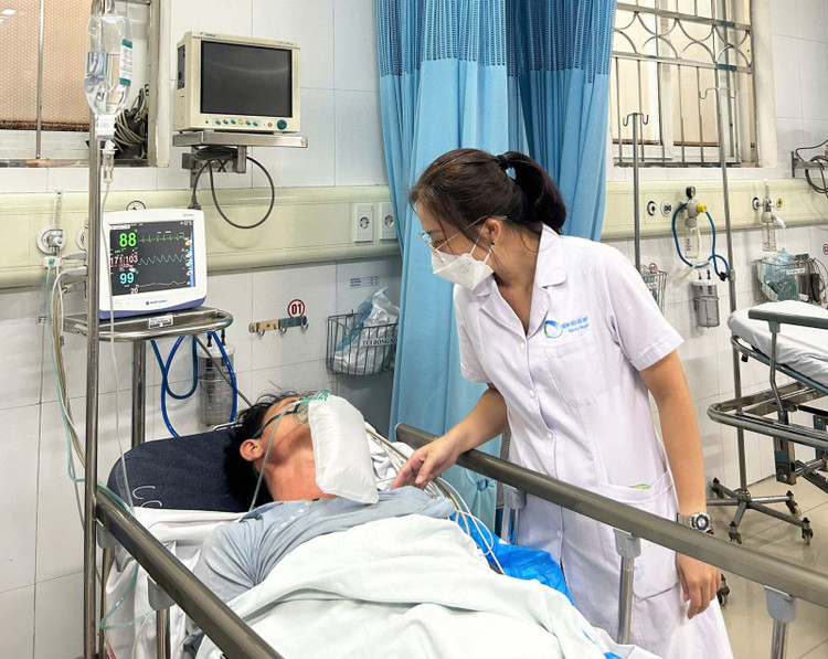 Bệnh nhân hôn mê do ngạt khí CO được cấp cứu tại Bệnh viện Bãi Cháy - Ảnh: BVCC