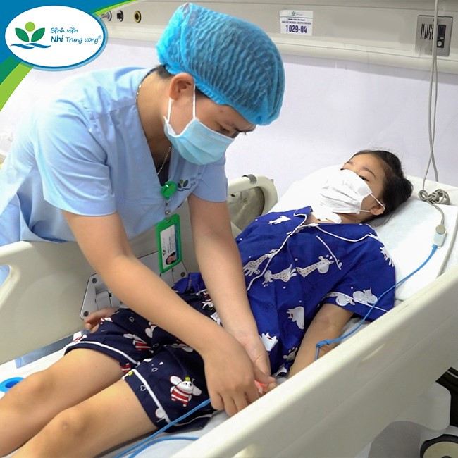 PGS.TS Tạ Anh Tuấn - Trưởng Khoa Điều trị tích cực Nội khoa thăm khám cho bệnh nhi