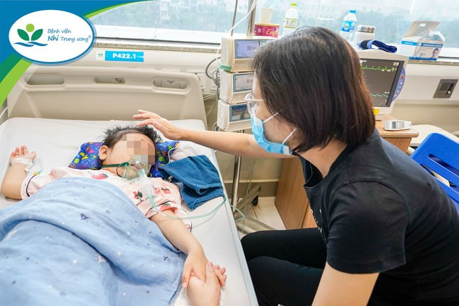 Bé T.H được chăm sóc và theo dõi tại Khoa Hồi sức Nội tim mạch – Trung tâm Tim mạch sau khi tình trạng bệnh đã ổn định.