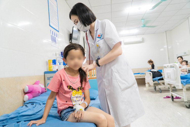 Bé 7 tuổi tổn thương thận, viêm khớp vì cha mẹ chủ quan với dị ứng ảnh 1