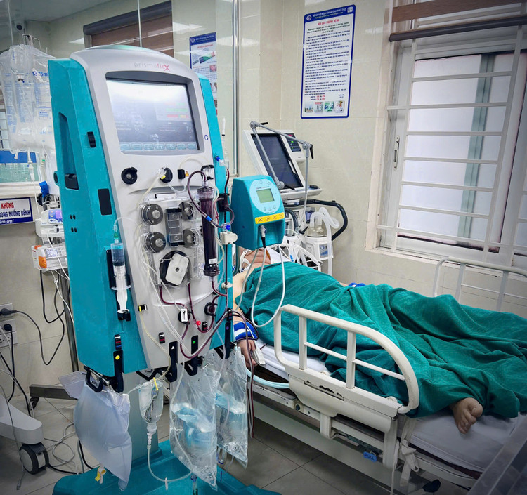 Người bệnh bị ngộ độc Methanol (cồn công nghiệp) đang được hồi sức tích cực với các kỹ thuật cao, trang thiết bị hiện đại - Ảnh BSCC