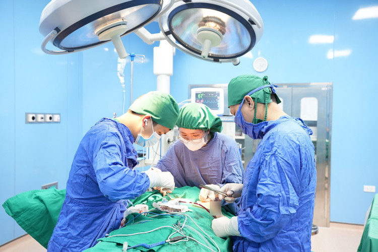 Phẫu thuật tạo hình tuyến vú bằng vạt da cơ lưng rộng tại Bệnh viện Bãi Cháy - Ảnh bVCC