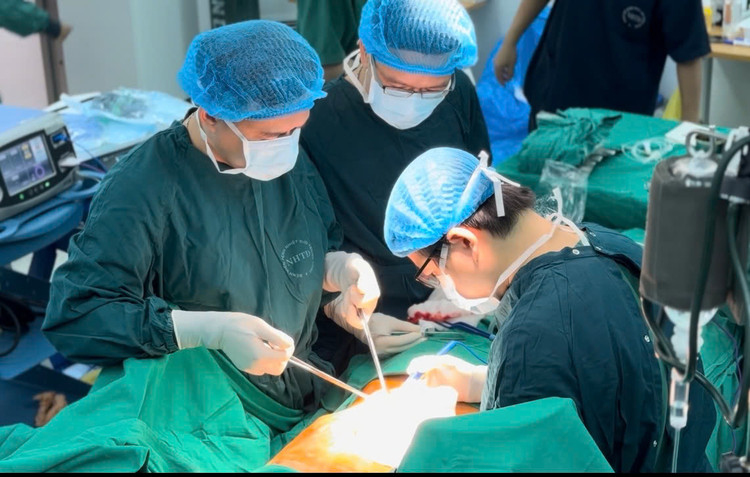 Ca phẫu thuật cho bệnh nhân - Ảnh BVCC