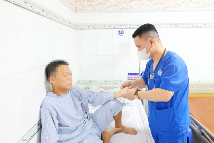 ThS.BS Trương Thanh Hùng đang thăm khám cho người bệnh - Ảnh BVCC