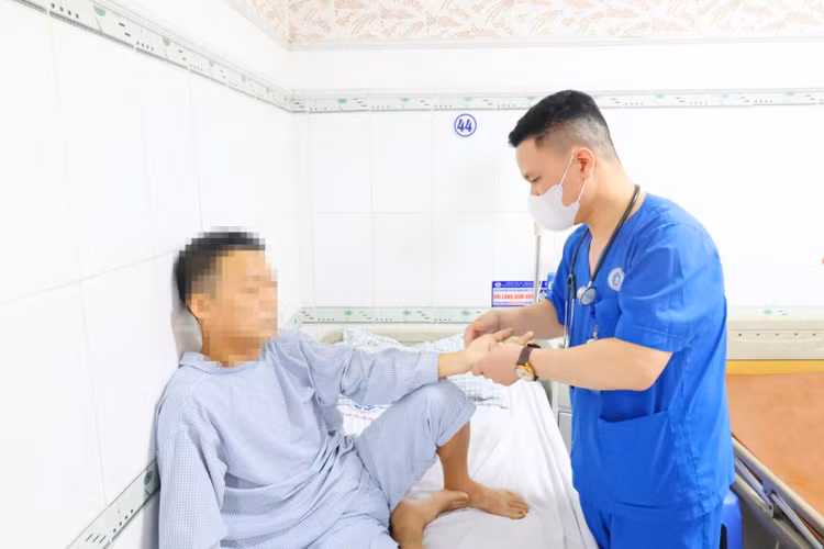 ThS.BS Trương Thanh Hùng đang thăm khám cho người bệnh - Ảnh BVCC
