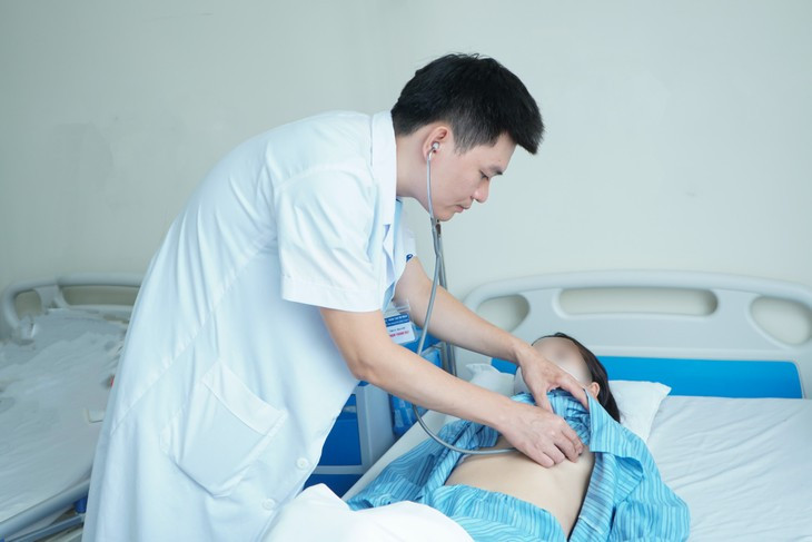 Thăm khám cho bệnh nhân sau phẫu thuật - ảnh BVCC