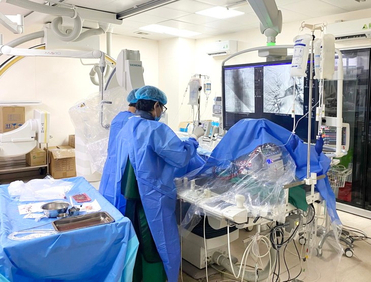 Ca can thiệp lấy cục máu đông cho bệnh nhân - Ảnh BVCC