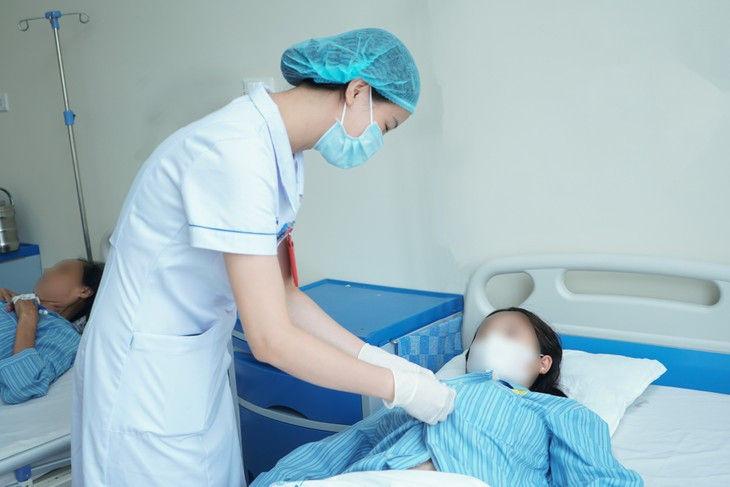 Chăm sóc bệnh nhân tại bệnh viện E - Ảnh BVCC