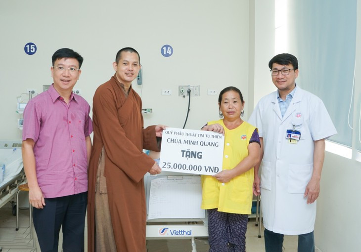 Các mạnh thường quân ủng hộ gia đình bệnh nhân tiền phẫu thuật - Ảnh BVCC
