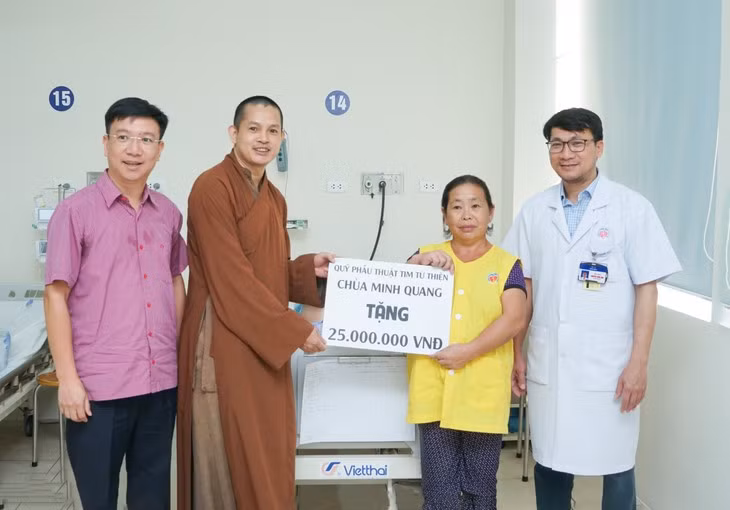 Các mạnh thường quân ủng hộ gia đình bệnh nhân tiền phẫu thuật - Ảnh BVCC