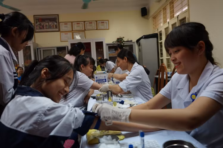 Hà Nội lấy máu sàng lọc bệnh Thalassemia cho học sinh