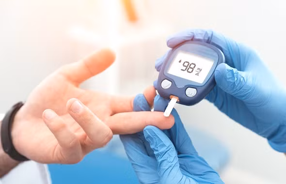 Người bệnh đái tháo đường nên đo đường huyết thường xuyên để tránh biến chứng - Ảnh minh họa