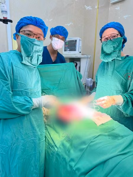 Ca phẫu thuật cho bệnh nhân u buồng trứng khổng lồ - Ảnh BVCC