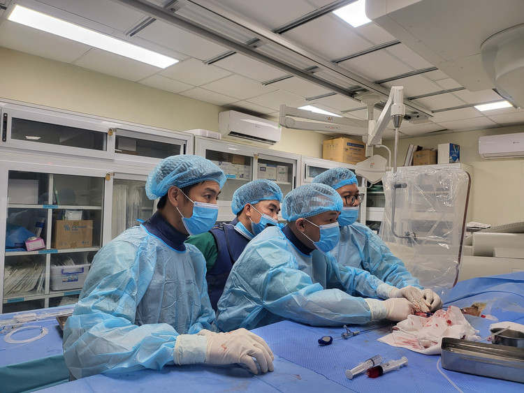 Kíp bác sĩ BVĐK tỉnh Hà Giang thực hiện kỹ thuật ngày 5/6