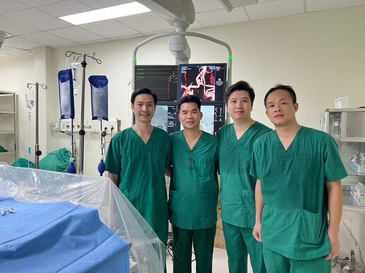 Kíp bác sĩ BVĐK tỉnh Hà Giang thực hiện kỹ thuật ngày 31/5