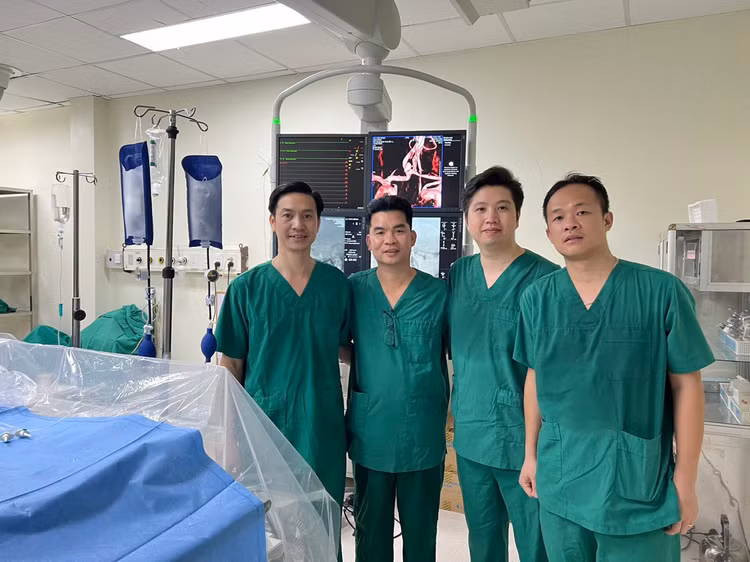 Kíp bác sĩ BVĐK tỉnh Hà Giang thực hiện kỹ thuật ngày 31/5