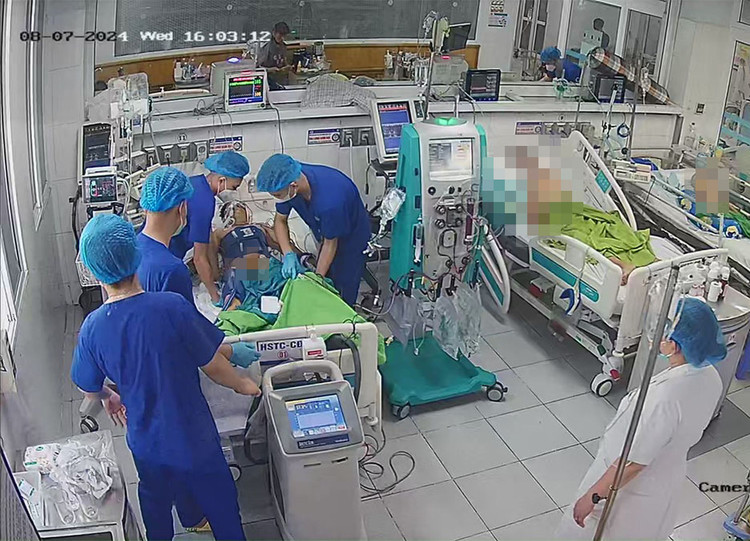 Hình ảnh người bệnh ngừng tim đang được cấp cứu (hình ảnh trích xuất camera) - Ảnh BVCC