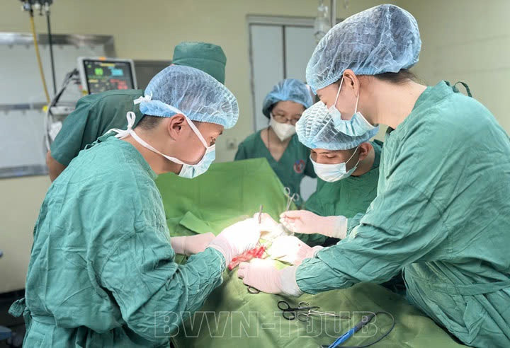 Phẫu thuật cho bệnh nhi bị lún dương vật - Ảnh: BVCC