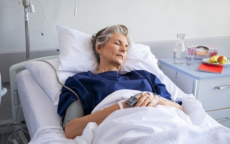 Bác sĩ mách “mẹo” để có giấc ngủ ngon khi nằm viện ảnh 1