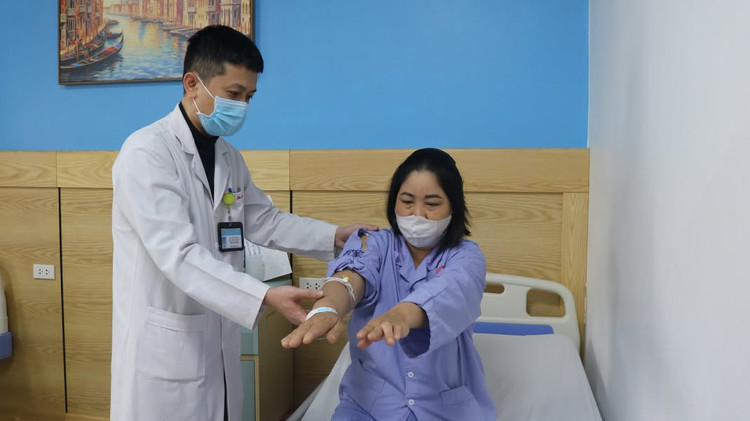 Kiểm tra tay bệnh nhân sau phẫu thuật - Ảnh BVCC