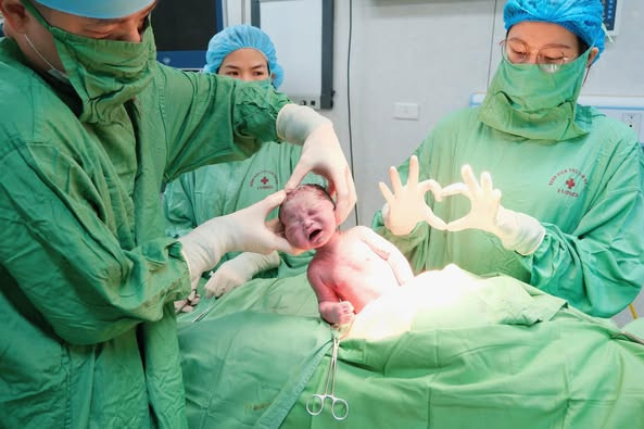 Ca mổ đặc biệt bé ra đời cùng vòng tránh thai của mẹ - Ảnh BVCC