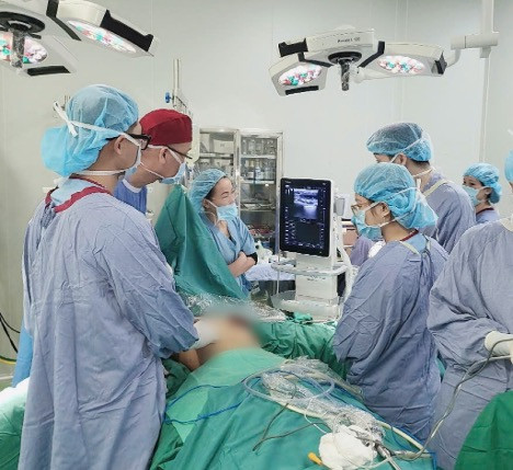 Các bác sĩ phẫu thuật lấy hết các khối chất filler lổn nhổn trong ngực bệnh nhân - Ảnh BVCC Các bác sĩ phẫu thuật lấy hết các khối chất filler lổn nhổn trong ngực bệnh nhân - Ảnh BVCC