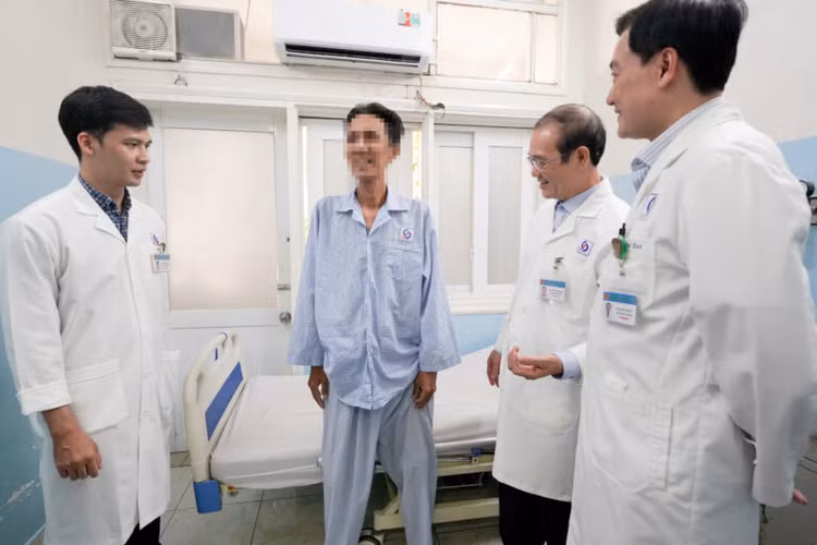 Anh T. trò chuyện vui vẻ cùng các bác sĩ phẫu thuật trước khi ra viện - Ảnh BVCC